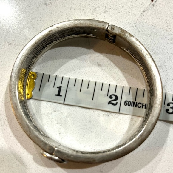 VINTAGE EXTREMELY RARE BCBG ENAMEL BLACK & WHITE DESIGN CUFF BRACELET , EUC - Picture 6 of 8